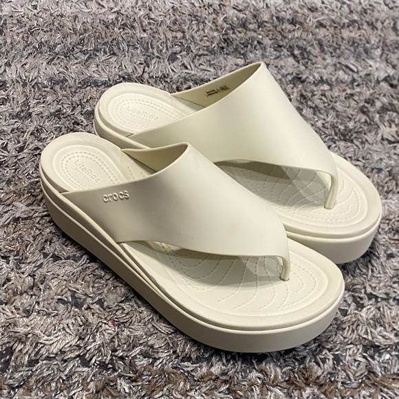 CROCS Shoes - CROCS Women's Off-White cream Platform flip flop Sandals sz W11